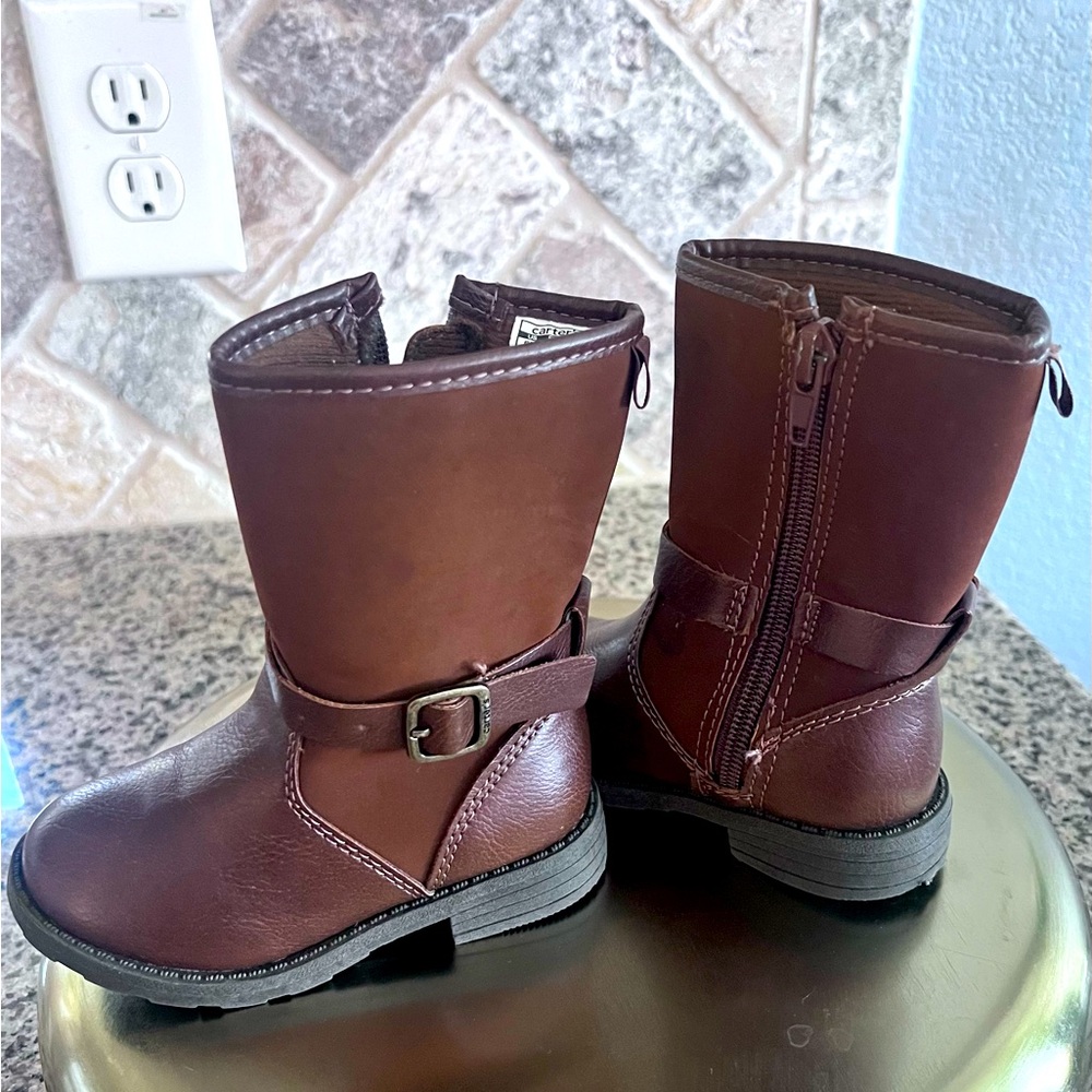 Carter’s unisex boots. Bootstraps and zipper size 6M barely used strap boots